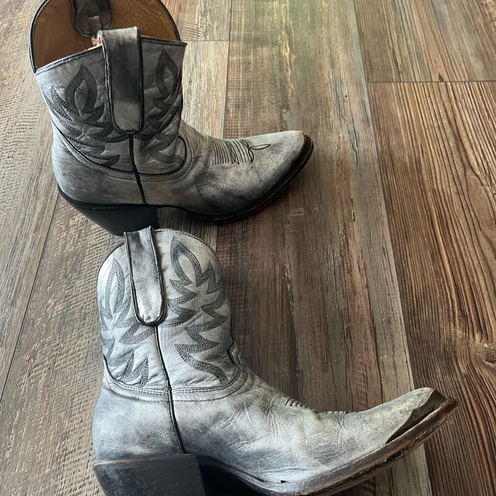 Idyllwind Wheels Silver Ankle Boots size 7.5